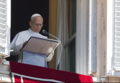 Il Papa all’Angelus: dobbiamo usare i beni del mondo e la nostra stessa vita pensando alla ricchezza vera, che è l’amicizia con il Signore e con i fratelli