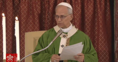 Il Papa: il battesimo della croce è un’immersione totale nei rischi che l’amore comporta e quando noi “facciamo la comunione”, ci alimentiamo di questo suo dono audace