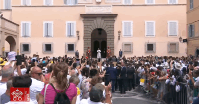 Il Papa all’Angelus: tutta la vita di Maria è stata un pellegrinaggio di speranza insieme al Figlio di Dio e suo, che, attraverso la Croce e la Risurrezione, l’ha fatta giungere in patria, nell’abbraccio di Dio
