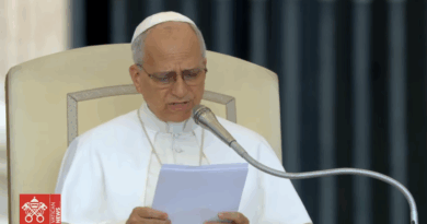 Il Papa: il Figlio di Dio si è addentrato nelle tenebre più fitte per raggiungere anche l’ultimo dei suoi fratelli e sorelle, per portare anche laggiù la sua luce